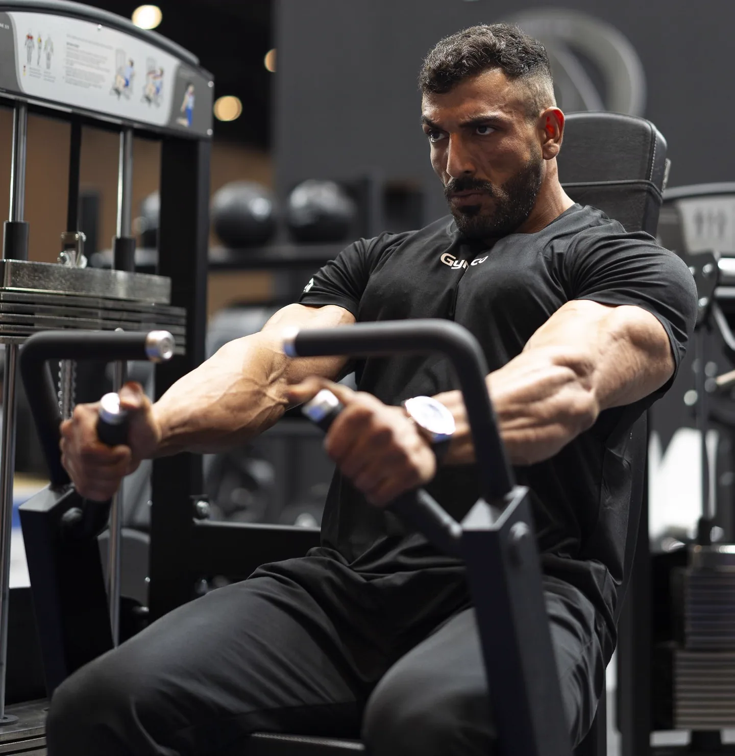 מתאמן על מכונת חזה סלקטורייזד של Gymleco באולם תצוגה